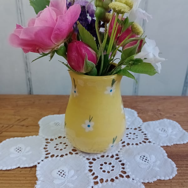 Yellow Posy vase with white flower design