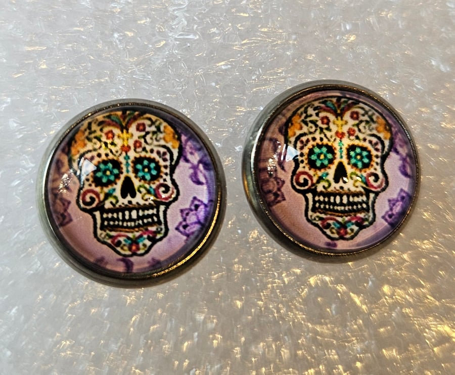 Purple skull resin stud earrings 