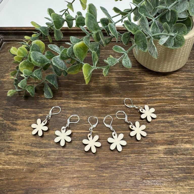 Flower design stitch markers for knitting and crochet, set of 6 