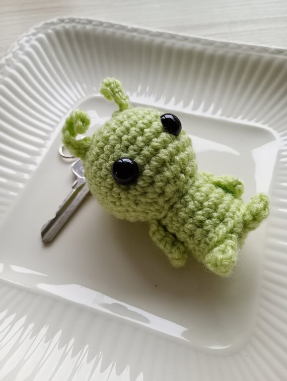 Alien crochet keyring