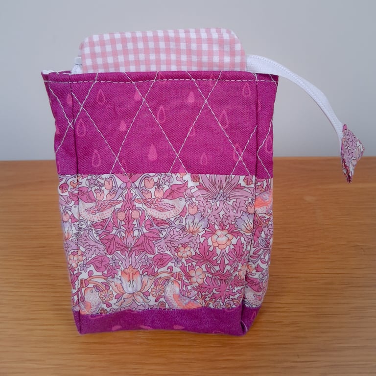 Strawberry Thief quilted zipped carton pouch