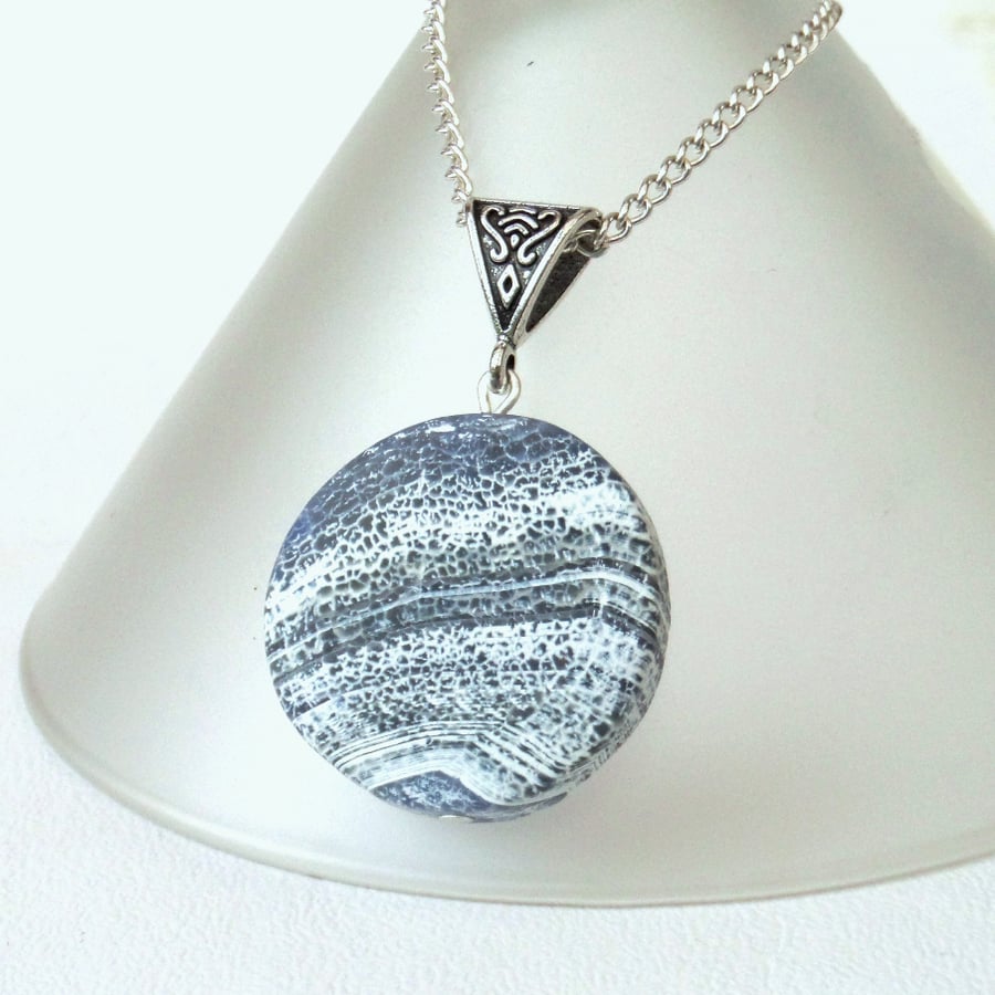 Blue and white antique agate round pendant necklace