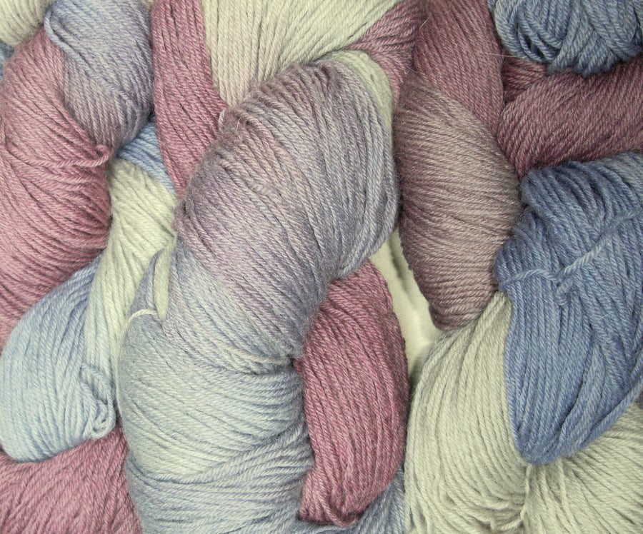 Hand-dyed Superwash 4PLY Sock Wool 100g purple blue on beige 