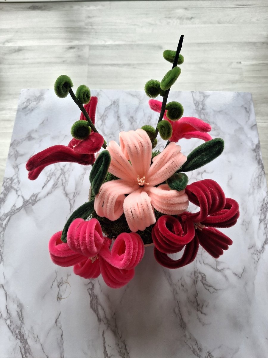 Beautiful original table decoration in pinks and reds.  