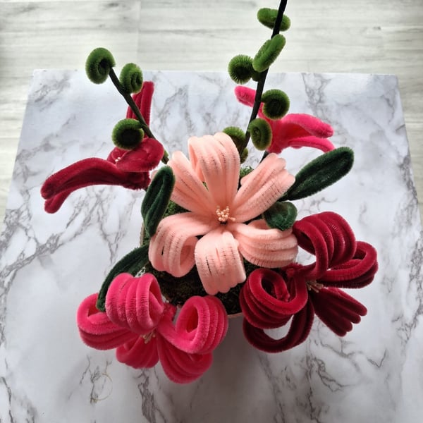 Beautiful original table decoration in pinks and reds.  