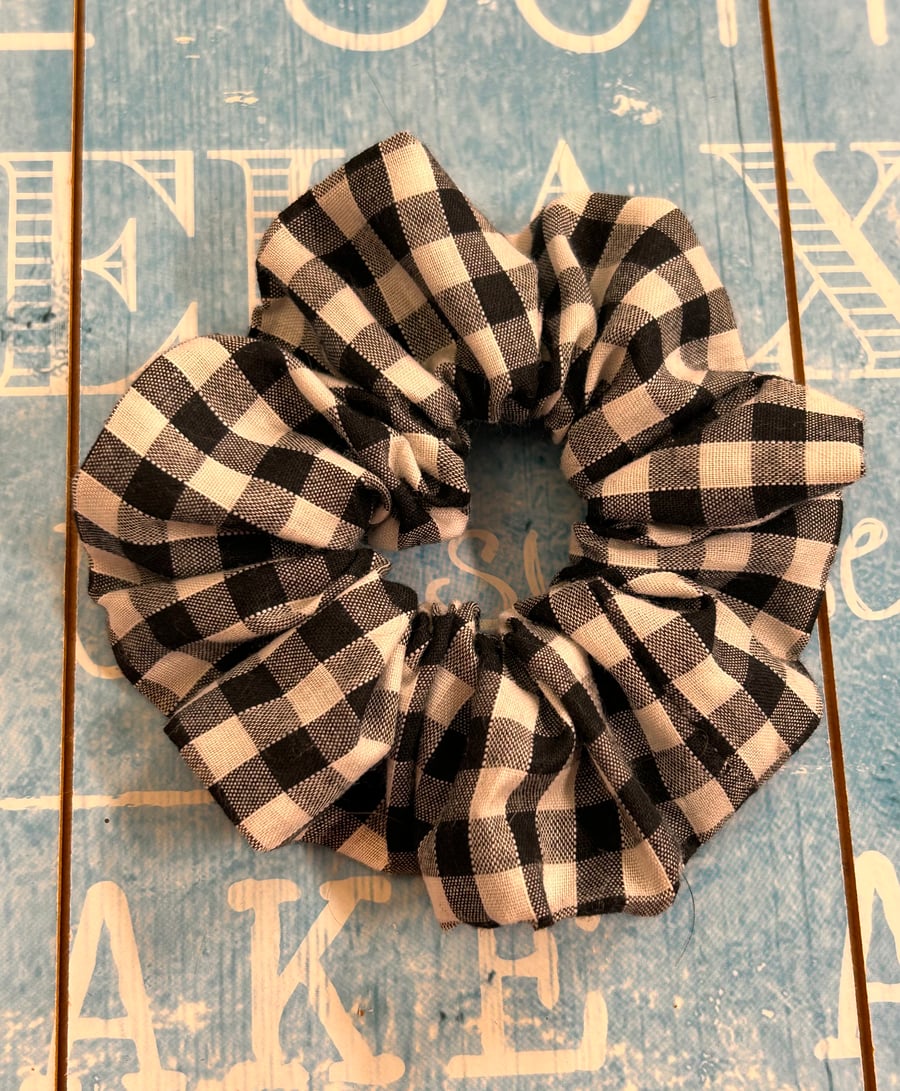 Scrunchie Gingham black and white hair band