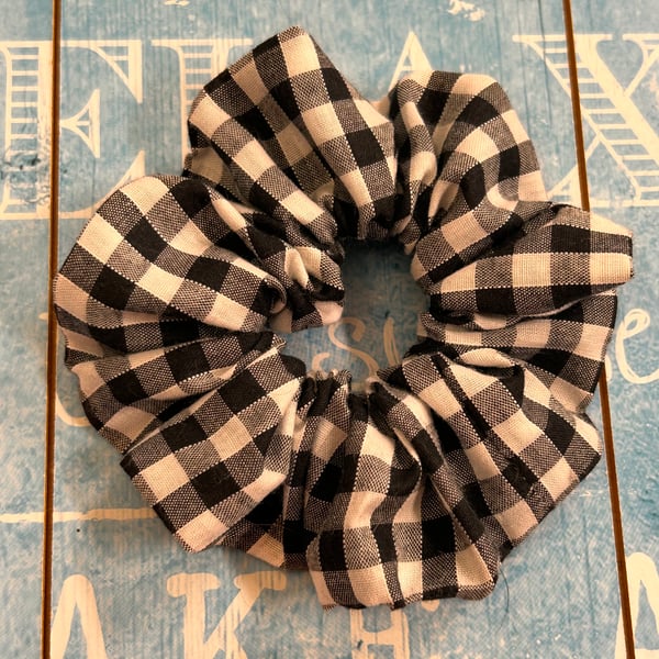 Scrunchie Gingham black and white hair band