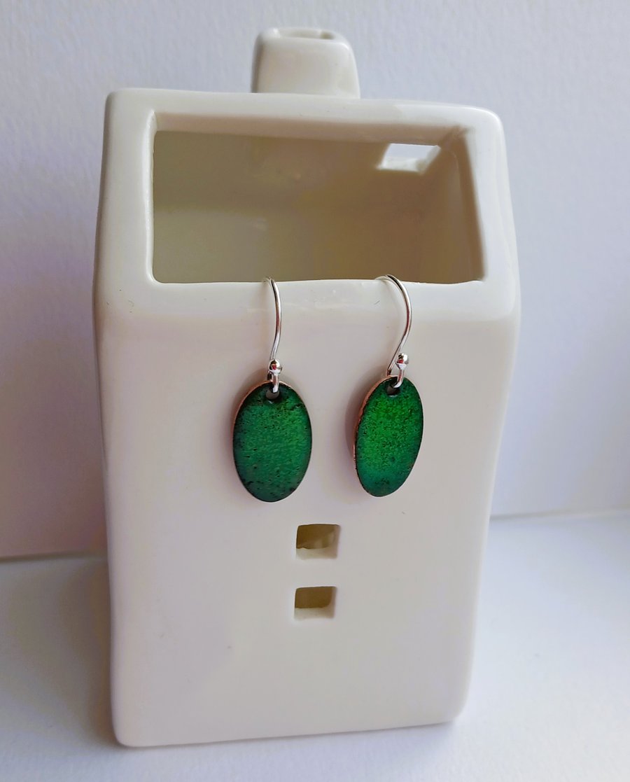 Oval earrings in green enamel on copper 291