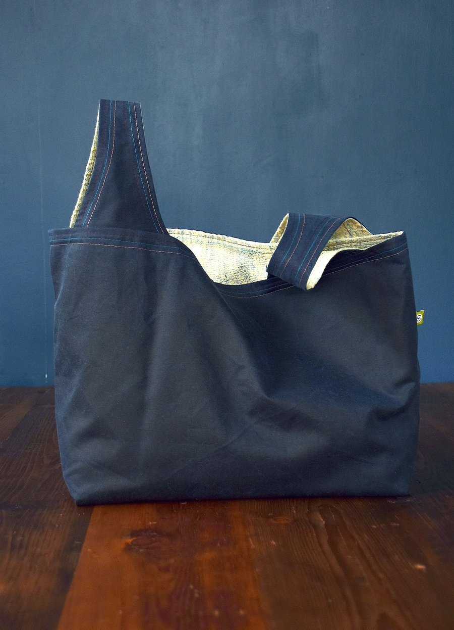 shopping bag – navy waxed cotton with textured pale blue interior