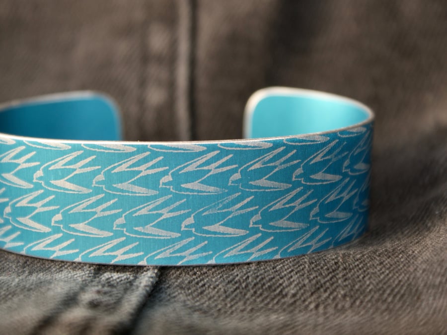 Geometric swallow pattern cuff bracelet blue