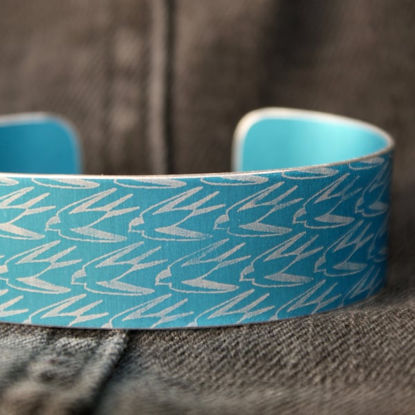 Geometric swallow pattern cuff bracelet blue