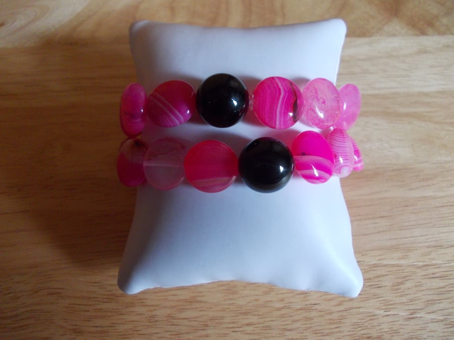 Bright pink agate elasticated bracelet