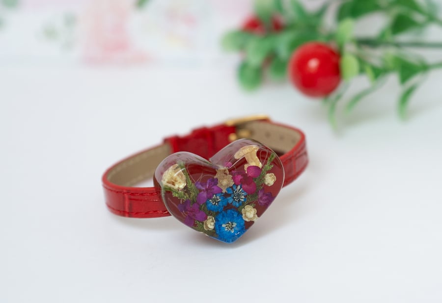 Heart flower bracelet for girlfriend Romantic gift for nature lover Real flower
