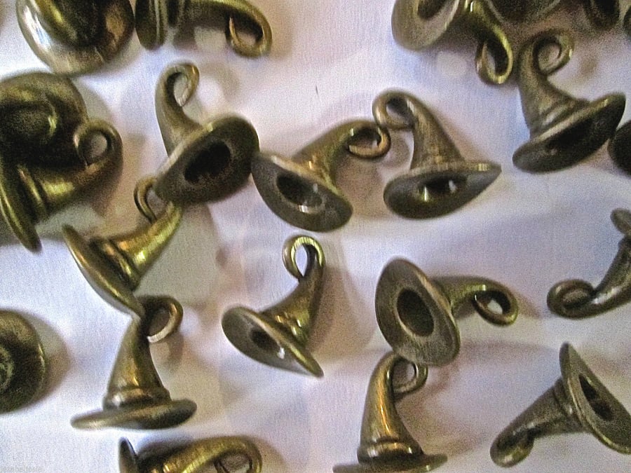 10 Bronze 3D Witch Hat Charms Halloween