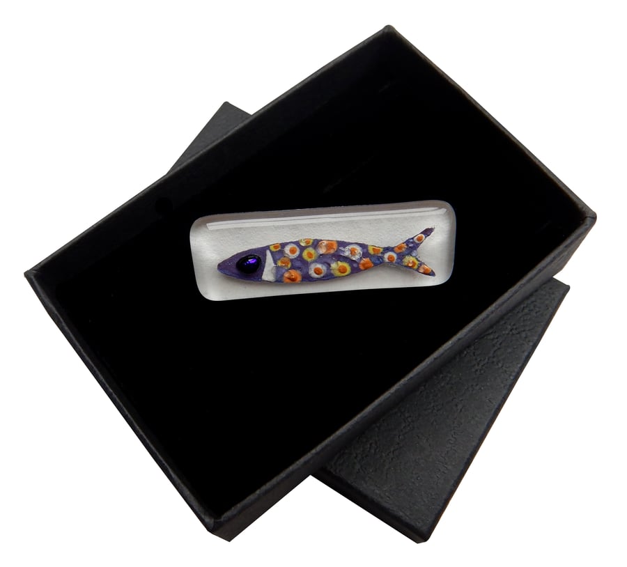 HANDMADE FUSED DICHROIC GLASS 'SARDINE, SARDINA' BROOCH.