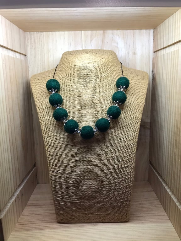  Felt Necklace. (286)