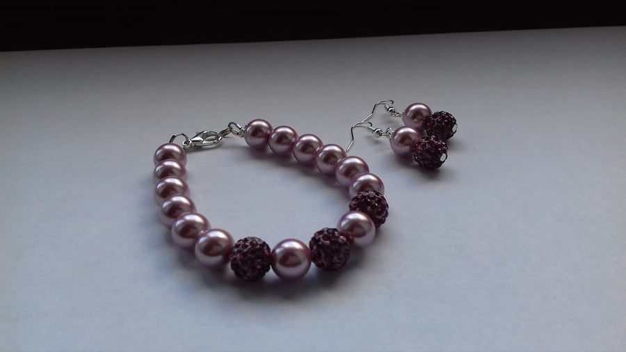 MAUVE AND SILVER, PEARL AND PAVE BEAD BRACELET AND EARRING SET.