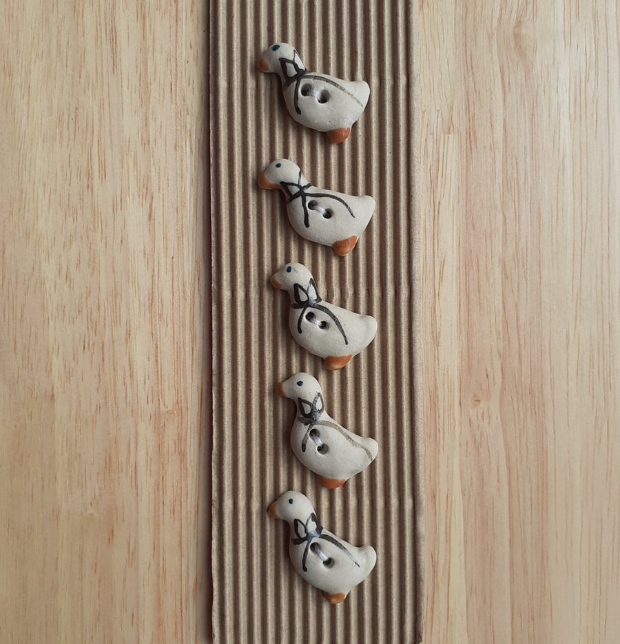 Charming set of 5 geese buttons