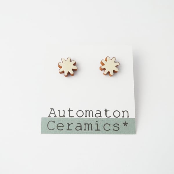 Starburst stud earrings, white.