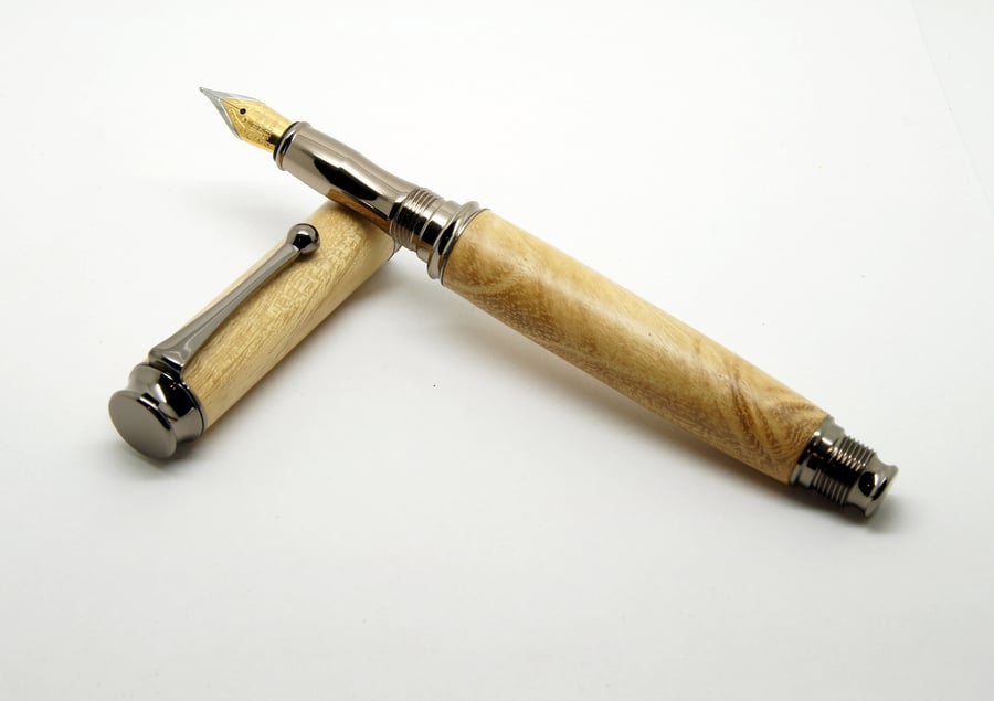 Omega fountain pen in Acacia Burr