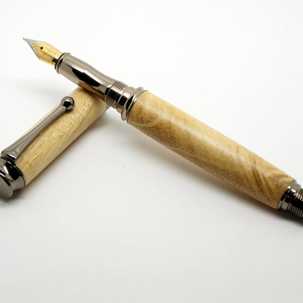 Omega fountain pen in Acacia Burr