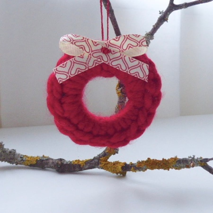 Crochet wreath, mini wreath, red Christmas tree decoration, Christmas wreath