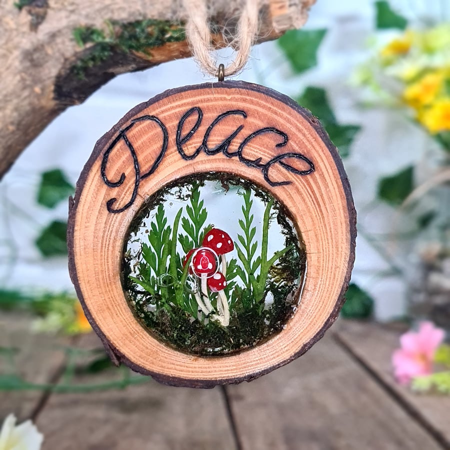 Pyrography log slice decoration 'Peace'