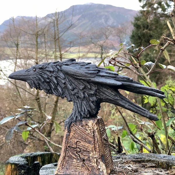 Raven sculpture by Paul Szeiler.