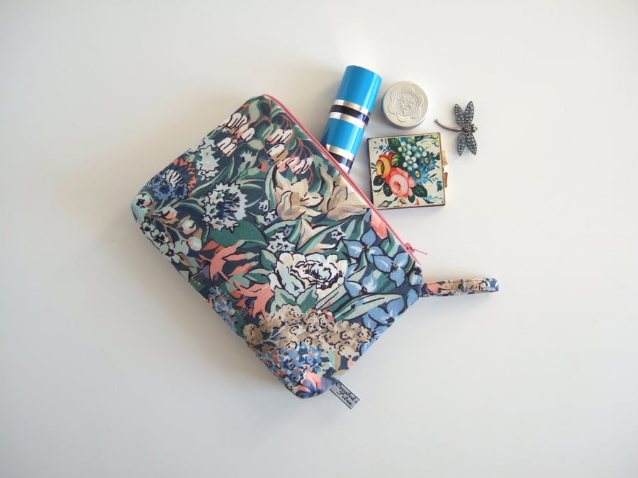 Make up, toiletries or storage bag in a vintage 1970’s Liberty print fabric.