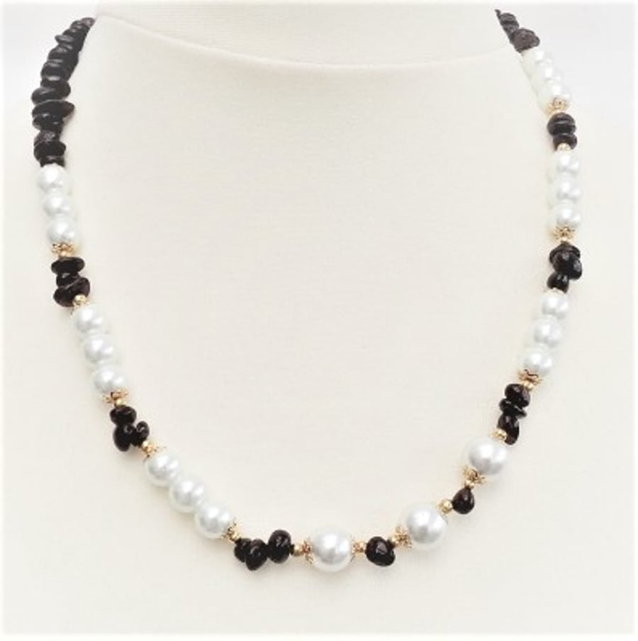 Garnet And Pearls Necklace.
