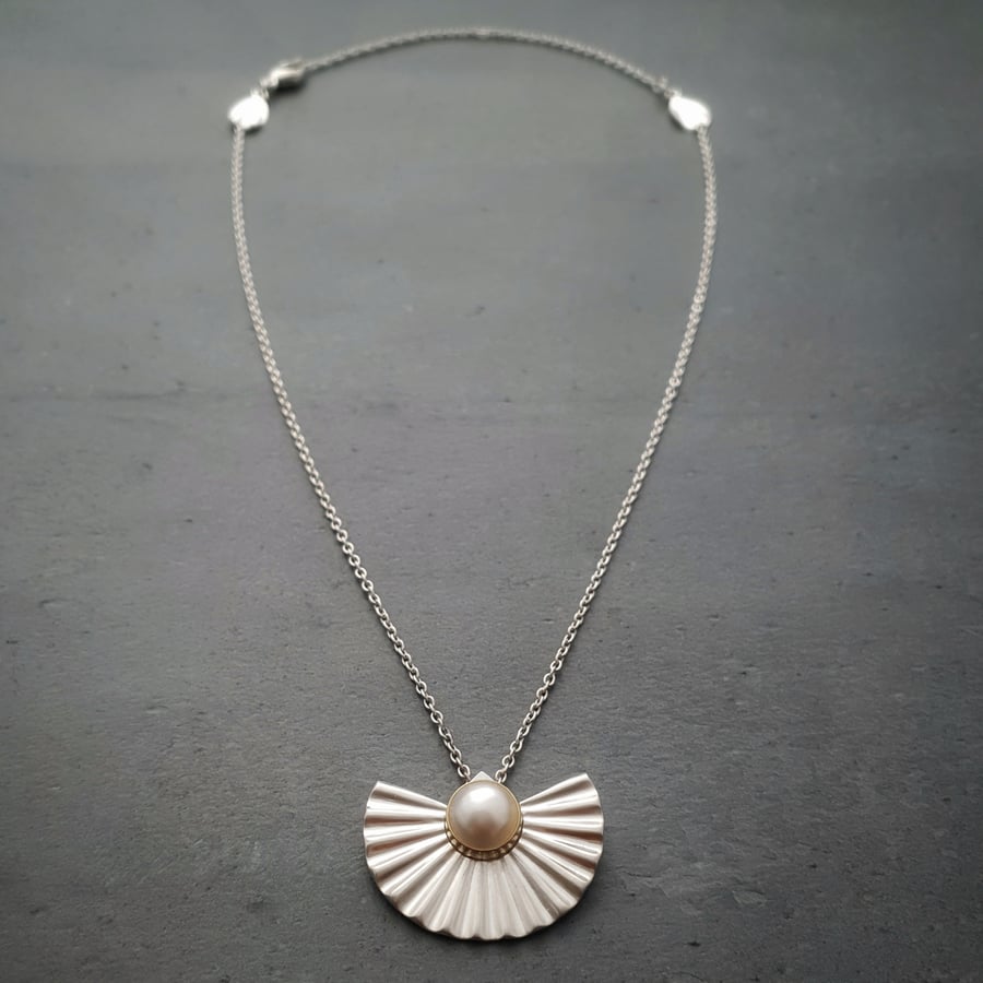 Fan and Pearl rippled pendant Art Deco style in silver and gold