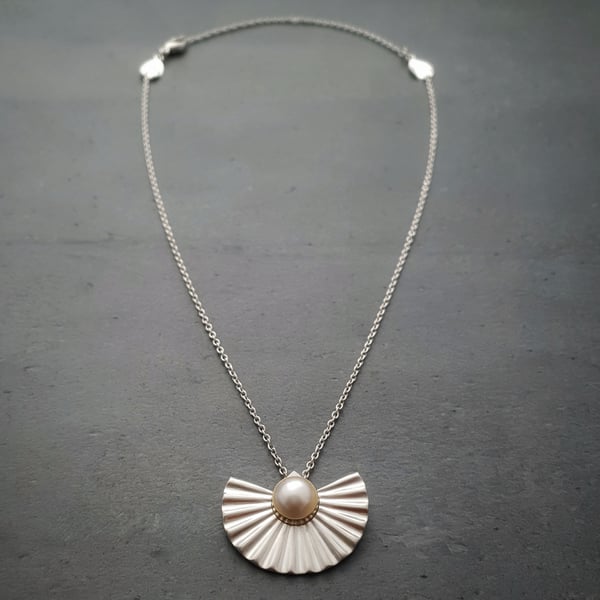 Fan and Pearl rippled pendant Art Deco style in silver and gold