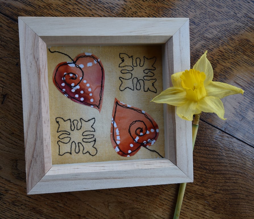 Box framed fabric design using the free motion embroidery technique