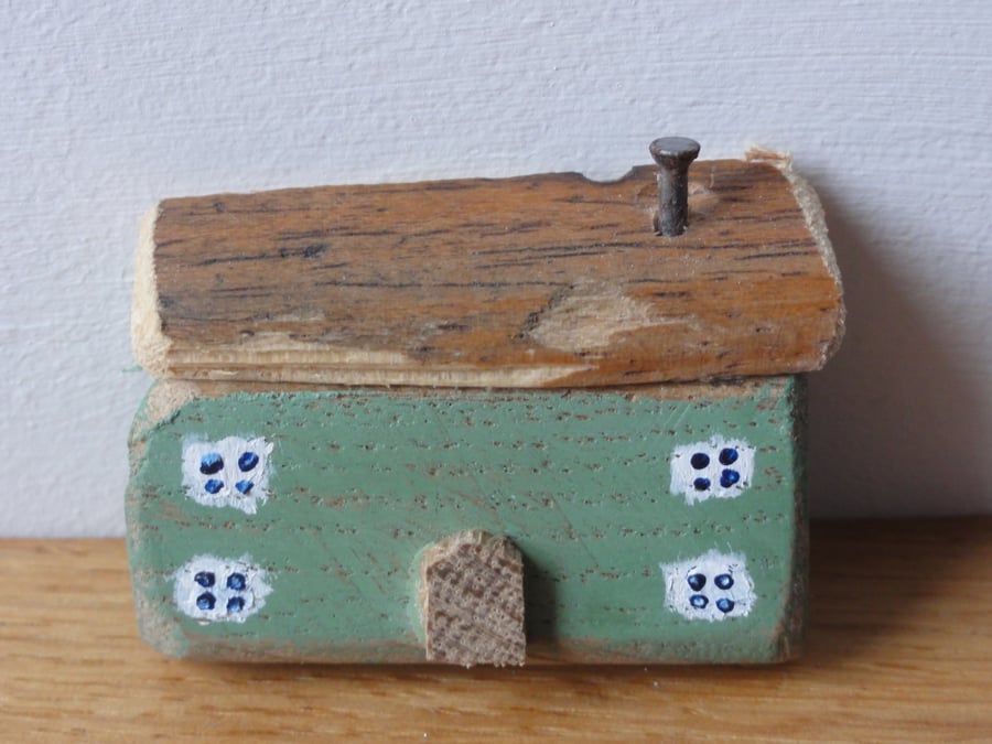 Little green house - fridge magnet