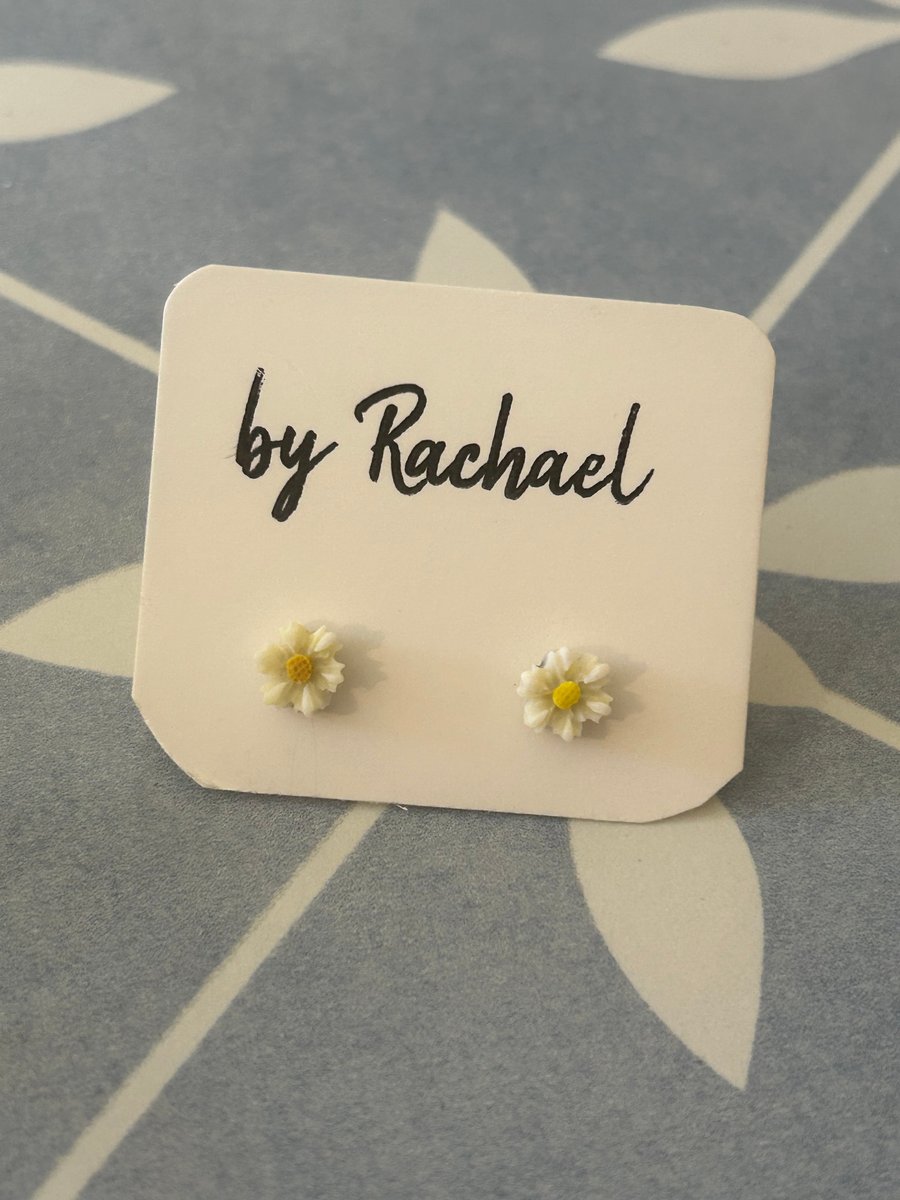 Mini daisy studs