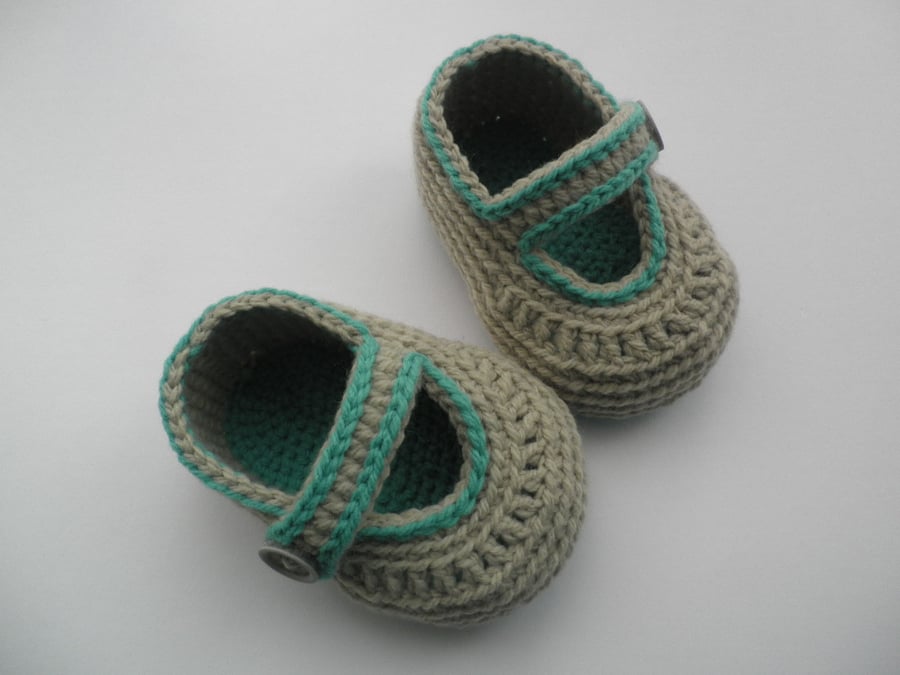 Crochet baby booties 
