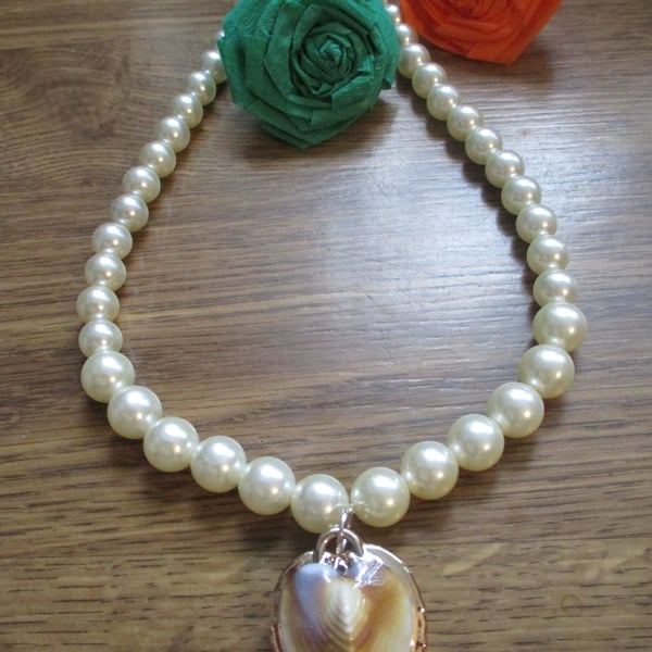 Wow Gorgeous White Beaded Necklace Real  Charming Scallop Pendant