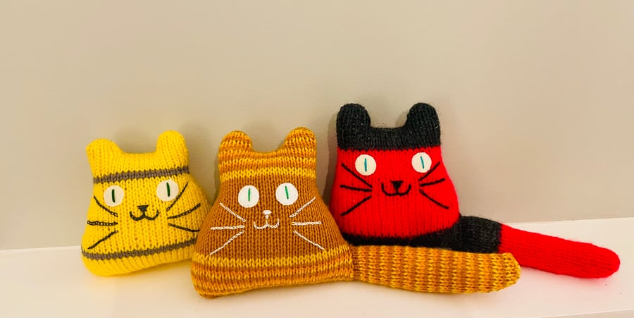 Hand knitted kitten fall decor - Cat lover gift - Friendship token 
