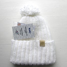 Classic chunky hat in white acrylic yarn, M size