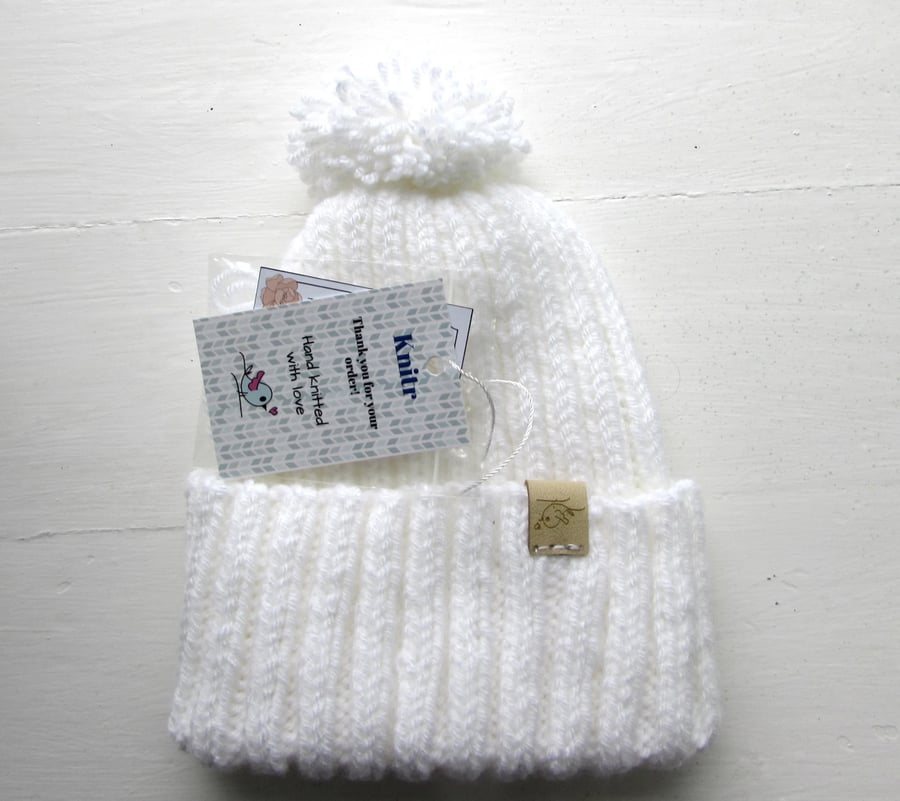 Classic chunky hat in white acrylic yarn, M size
