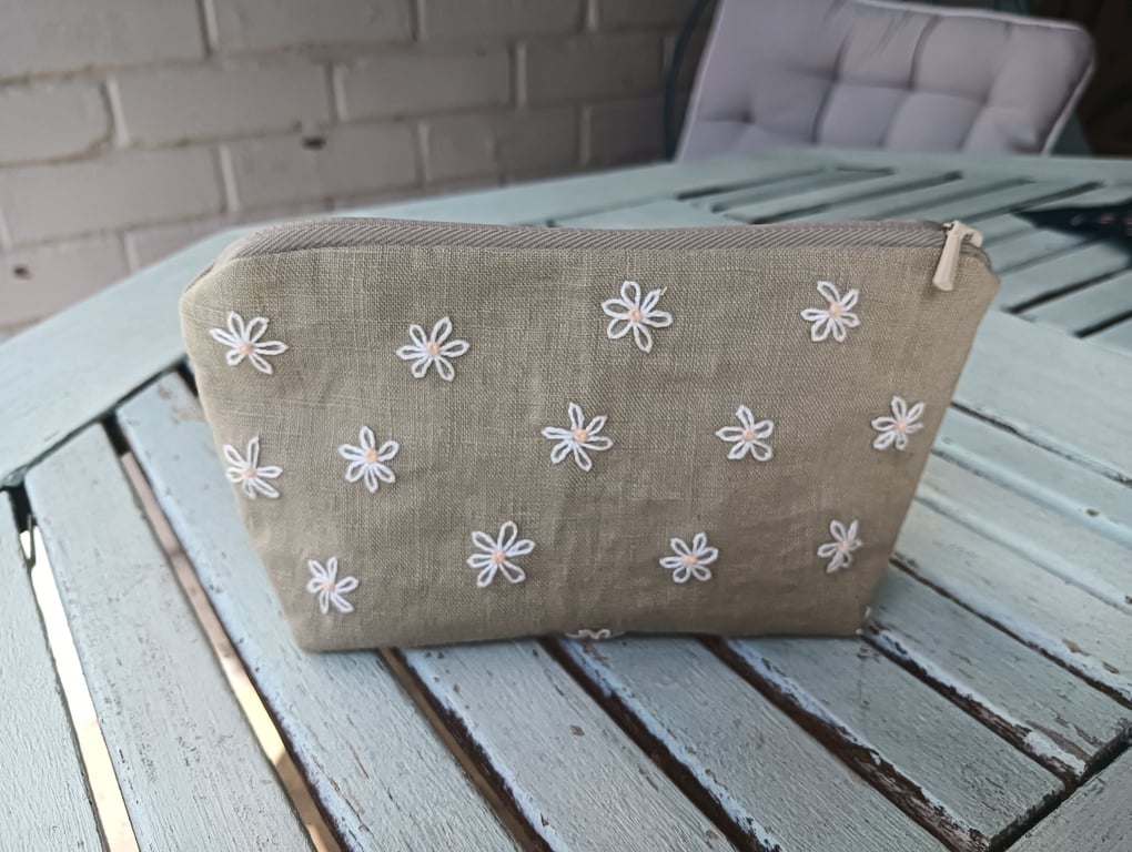 Small linen purse with embroidered daisies daisy