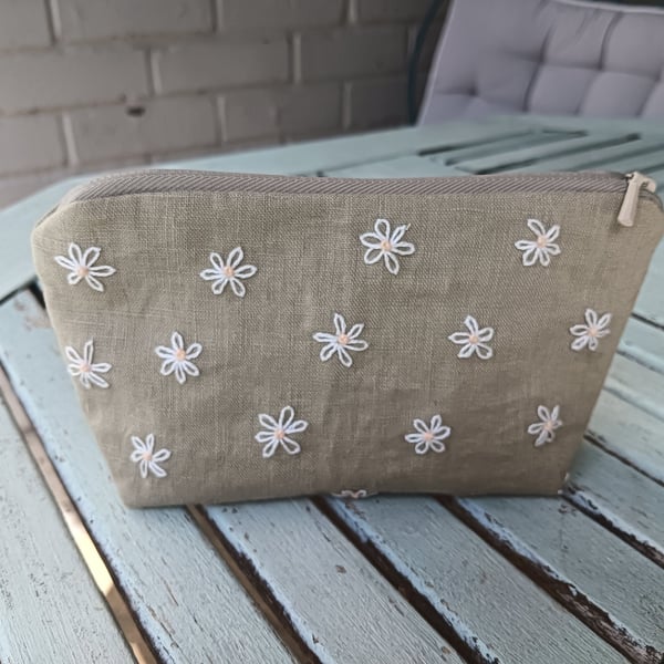 Small linen purse with embroidered daisies daisy