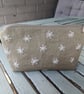 Small linen purse with embroidered daisies. - Image 1