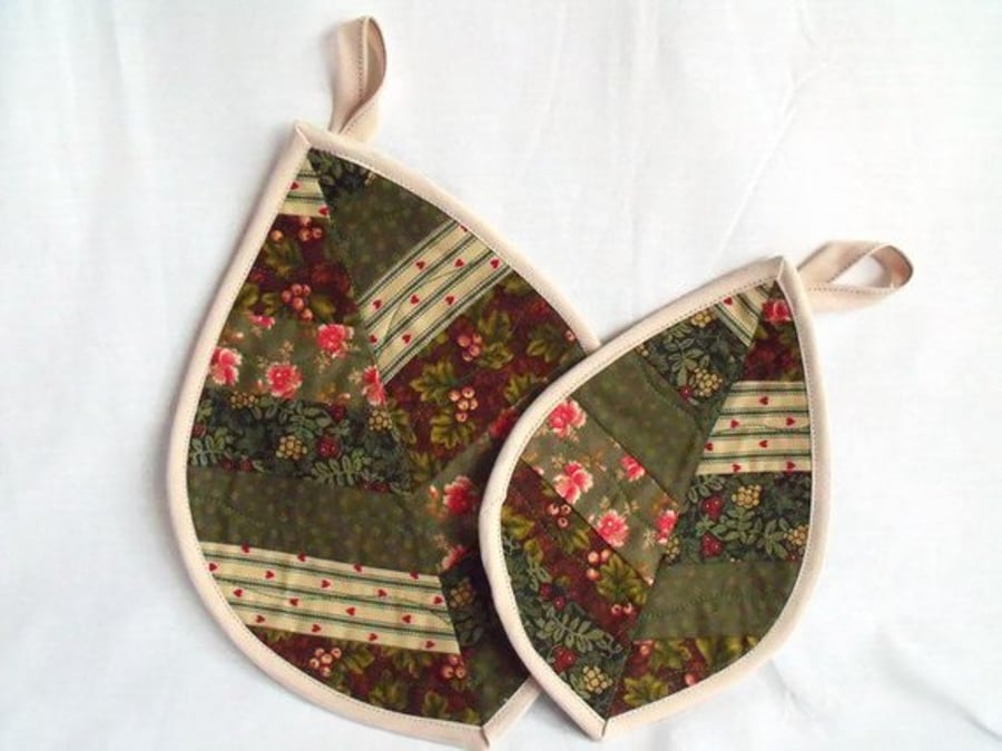 pair of leaf shaped pot holders in greens, patchwork quilted coasters