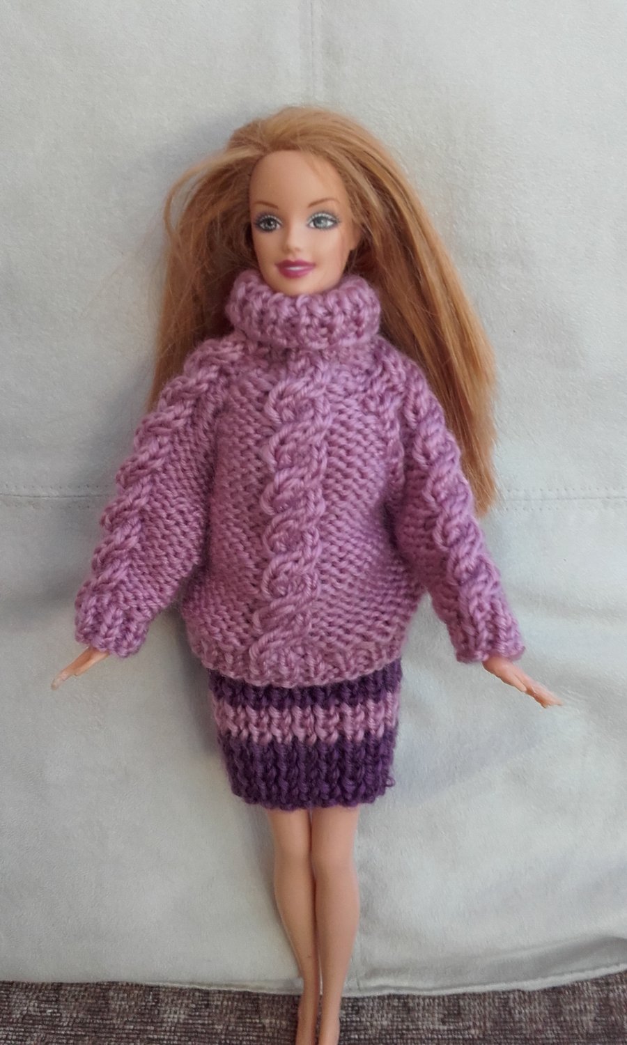 Knitted outfit for Barbie style doll