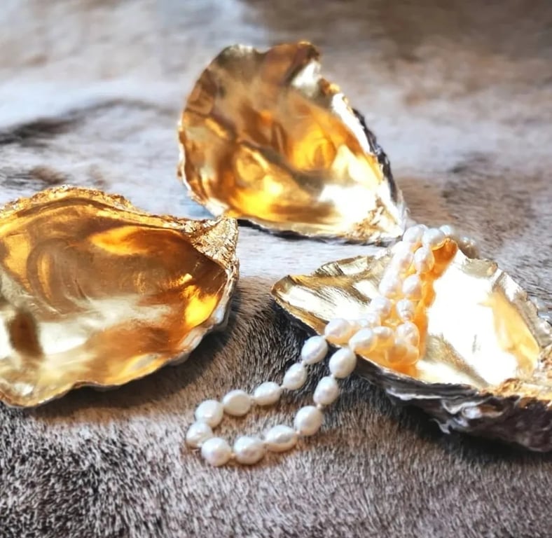 Natural oyster shell in 23.75 carat yellow gold or 23 carat red gold 