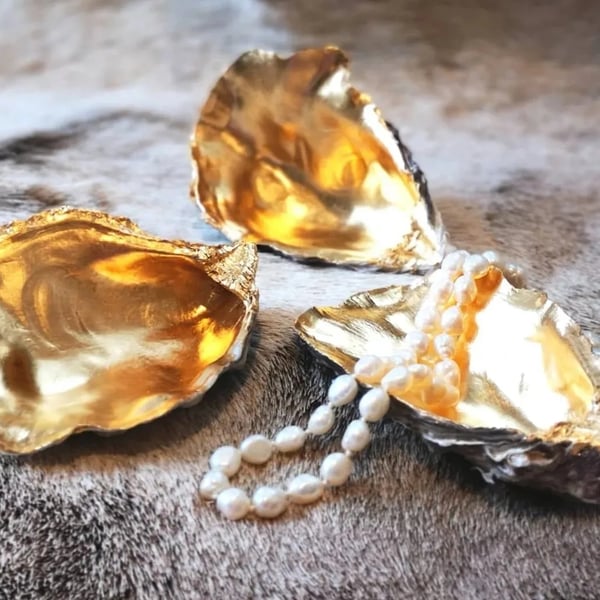 Natural oyster shell in 23.75 carat yellow gold or 23 carat red gold 