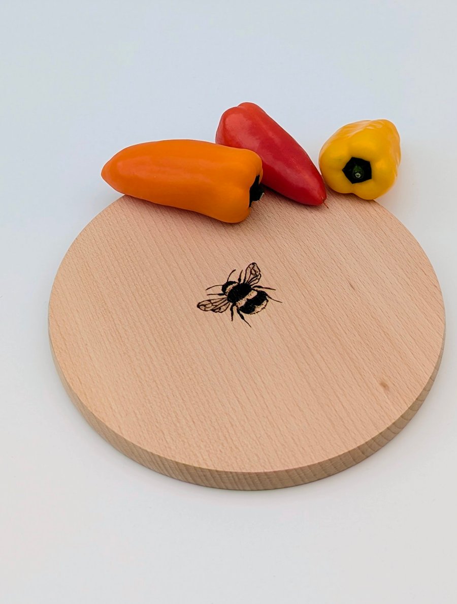 Bee wooden chopping board or serving board, pyrography, gift for a bee lover