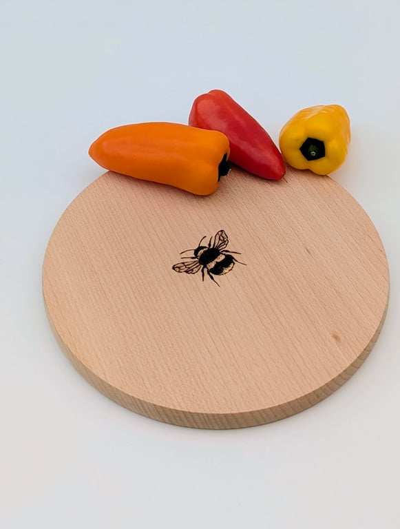 Bee wooden chopping board or serving board, pyrography, gift for a bee lover