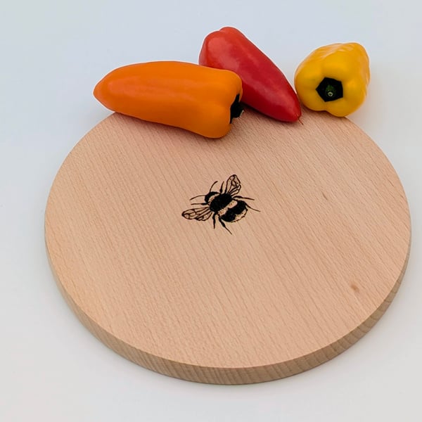 Bee wooden chopping board or serving board, pyrography, gift for a bee lover